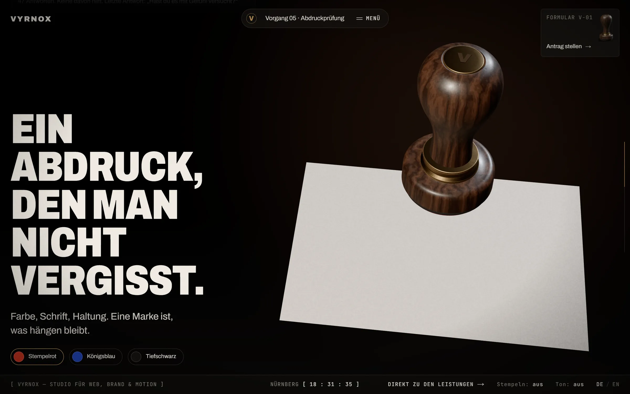 vyrnox.de: der Stempel über einem Blatt Papier